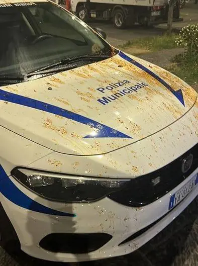Un'auto dei vigili di Napoli imbrattata dai migranti