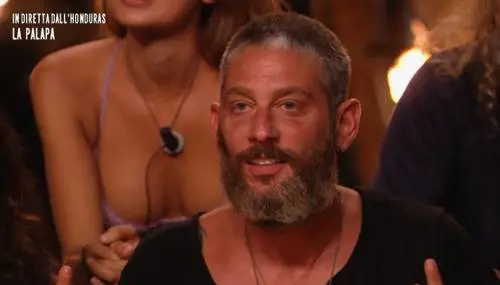 Il ginocchio e l'addio all'Isola dei Famosi. Cosa è successo davvero a Edoardo Tavassi