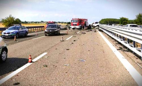 Svolta a U in autostrada, muore e uccide una donna: voleva suicidarsi?