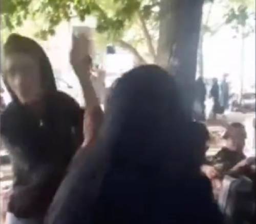 In pubblico senza velo. Il video choc: incinta aggredita e spinta a terra in Iran