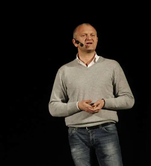 "Non mi sento bene". Malore per comico Pucci sul palco: come sta