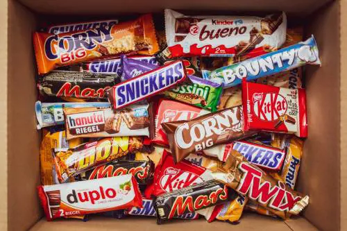 "In quegli snack c'è salmonella". Dopo Kinder, un'altra azienda in allarme