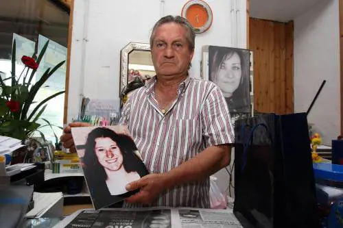 Guglielmo Mollicone tiene la foto della figlia Serena 