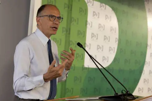 Letta fa l'equilibrista tra il "campo largo" e un governo senza M5s