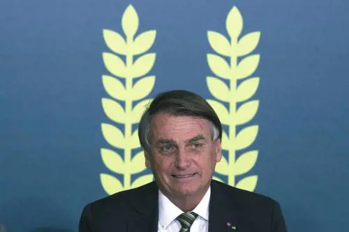 Covid, la polizia a casa di Bolsonaro. "Pass falsi e fake news contro i vaccini"