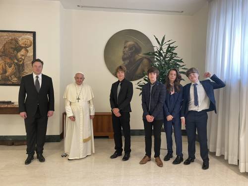 Elon Musk posta su Twitter la foto con i figli e Papa Francesco