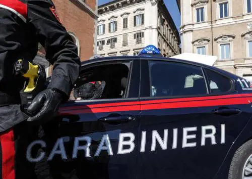 Una volante dei carabinieri a Genova (foto di repertorio)