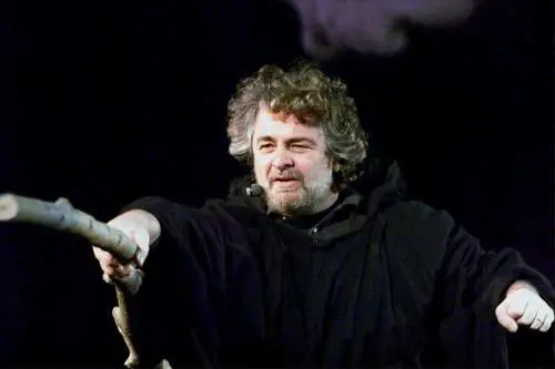 Grillo torna a fare il comico. Ma il suo MoVimento è da tragedia