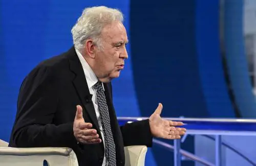 "Non ha le capacità di Hitler". Santoro choc contro la Meloni