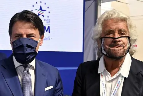 "Se deroghi sul mandato lascio". Giallo sull'ultimatum di Grillo a Conte