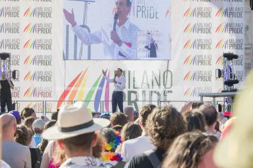 Il Viminale stoppa le trovate di Sala. "Basta registrare i figli di coppie gay"