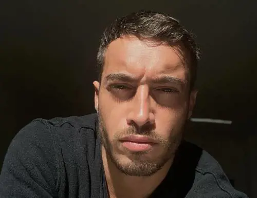 Spinalbese al GF vip, Belen lo gela: "Se parli di me in tv ti denuncio"