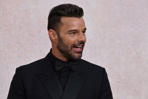 Telefonate e appostamenti sotto casa dell'ex. Ricky Martin accusato di violenza domestica