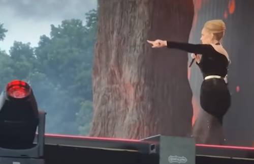 Adele ferma il concerto quattro volte: cosa è successo tra il pubblico