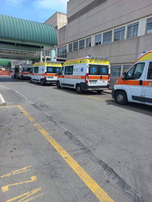 "Se stai male puoi solo pregare". Ambulanze nel caos a Roma