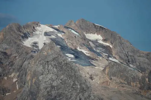Le estati estreme e l'impatto sulle montagne. Ma non è solo il caldo a far soffrire i ghiacciai