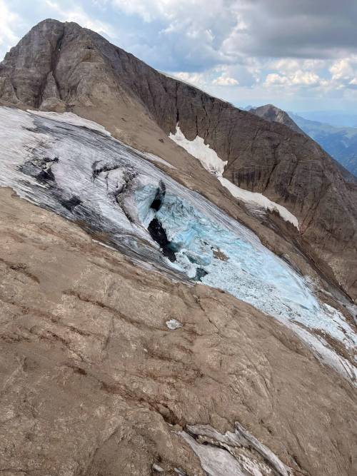  La tragedia non ferma gli escursionisti: turisti sui sentieri per il ghiacciaio della Marmolada 