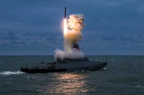 Nave armata di missili Kalibr nel Mediterraneo: la mossa di Mosca che preoccupa la Nato