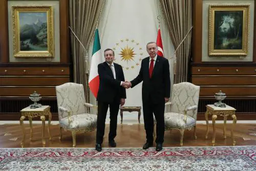 Draghi ad Ankara arruola il "dittatore". Asse con Erdogan per cercare la pace e lanciare l'economia