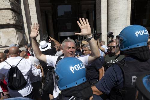 I tassisti in sciopero assediano Palazzo Chigi. Il Carroccio con loro: la riforma non è in agenda