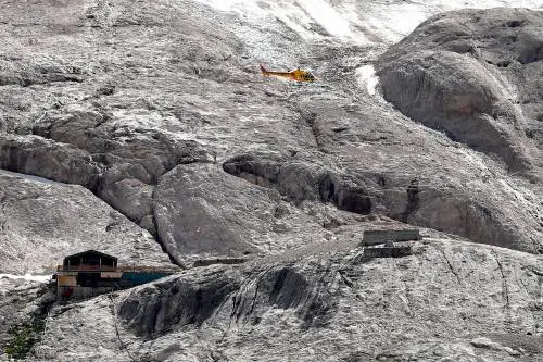 Elicotteri, droni, cani per recuperare gli ultimi 5 dispersi. Rabbia dei parenti: "Non c'era allerta"