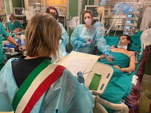 "Prima di morire, mi sposo". Il regalo è il trapianto