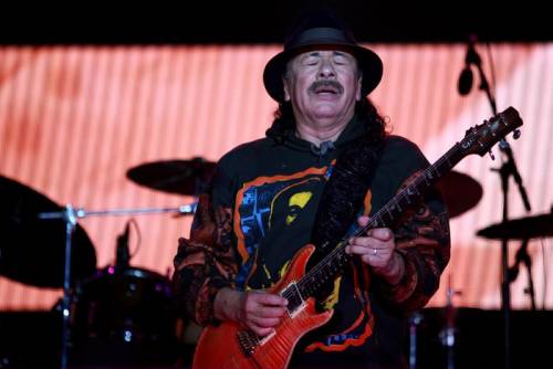 Carlos Santana sviene sul palco. Panico tra i fan: come sta il chitarrista