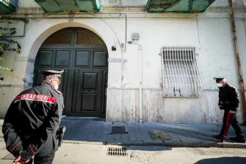La colpisce in testa con un bastone per violentarla: arrestato nigeriano