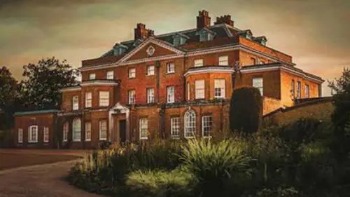 Delitti a Fleat House, il thriller postumo di Lucinda Riley