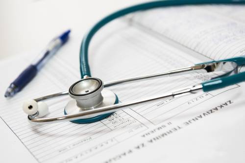 Convincere 40mila medici a rientrare: il piano anti tasse del governo