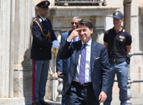 Conte incontra Draghi: "Restiamo al governo. Ma serve discontinuità"