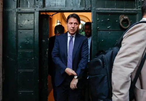 Il M5S si è incartato. E Conte chiama Draghi per l'ultima mediazione
