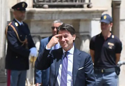 Sceneggiata di Conte davanti al premier con il penultimatum: "Vogliamo risposte". Ma resta al governo