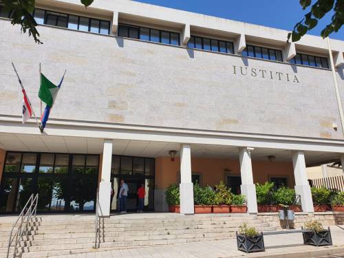 Grillo jr, imputati divisi: due amici a sorpresa in aula