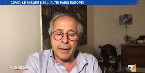 "Non muoiono i no vax ma i vaccinati fragili": è polemica su Crisanti