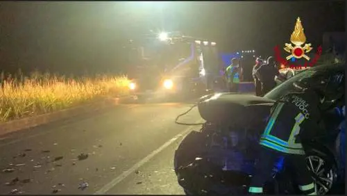 I vigili del fuoco al lavoro dopo l'incidente a Pescia