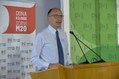 Letta festeggia per la caduta di BoJo. Ma la Meloni attacca il Dem: "Pietoso"