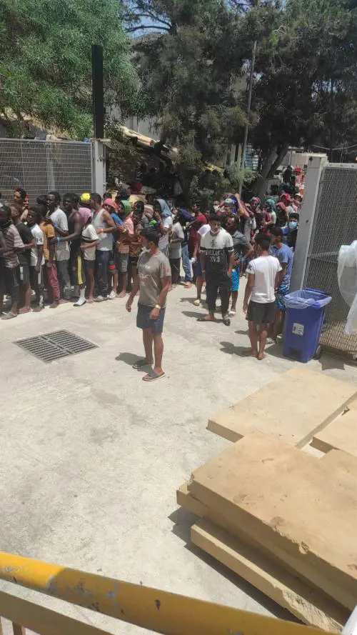 "Sembra la Libia...". In 2000 ammassati nell'hotspot, arriva la Marina