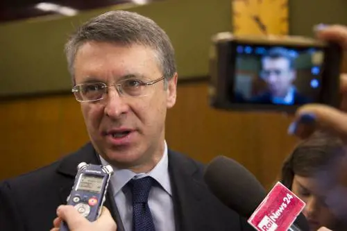 Il muro di gomma sugli spioni