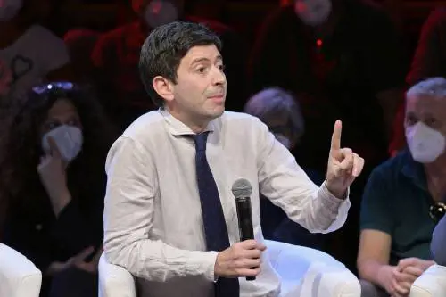 Omicron 5, il picco si avvicina Il pressing per le mascherine