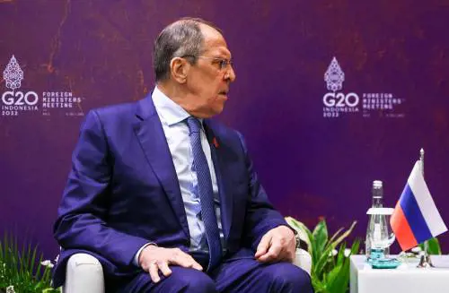 "Curato in terapia intensiva": si infittisce il giallo sulla salute di Lavrov