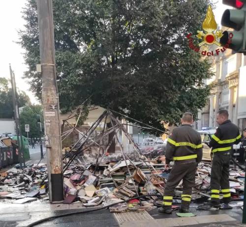 Fiamme e devastazione alla "Bancarella del professore": migliaia di libri in fumo