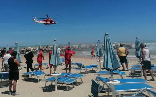 Padre e figlio muoiono annegati, l'altro si salva: tragedia a Fano