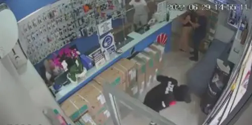 Tentano rapina ma il negoziante reagisce tirando oggetti