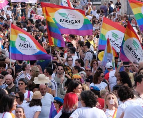 Anche il sindaco di Brescia Emilio Del Bono ha sfilato per le vie della Leonessa in occasione del Brescia Pride 2022