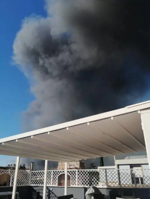 Vasto incendio a Roma