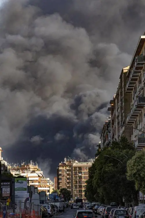 Incendi, si teme il disastro ambientale: eternit nel terreno?