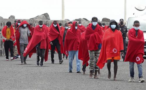 Sbarchi su del 30%: bomba migranti sulle spiagge italiane