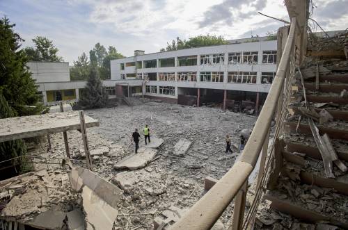 Missile centra un palazzo. Carneficina nel Donetsk: 15 civili morti, 27 dispersi