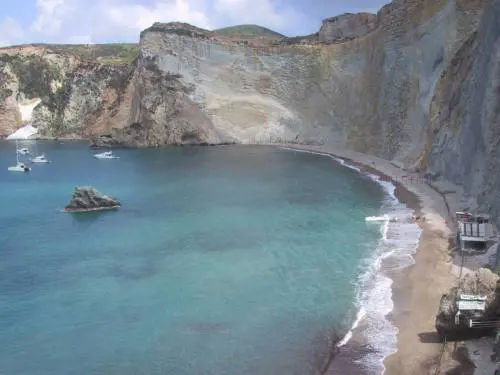 La maga Circe ammalia con il blu del suo mare